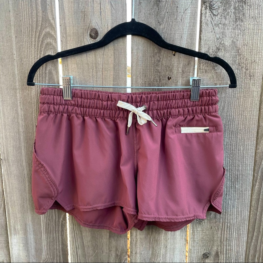 Vuori Clemente Shorts Cerise Maroon (No Liner)